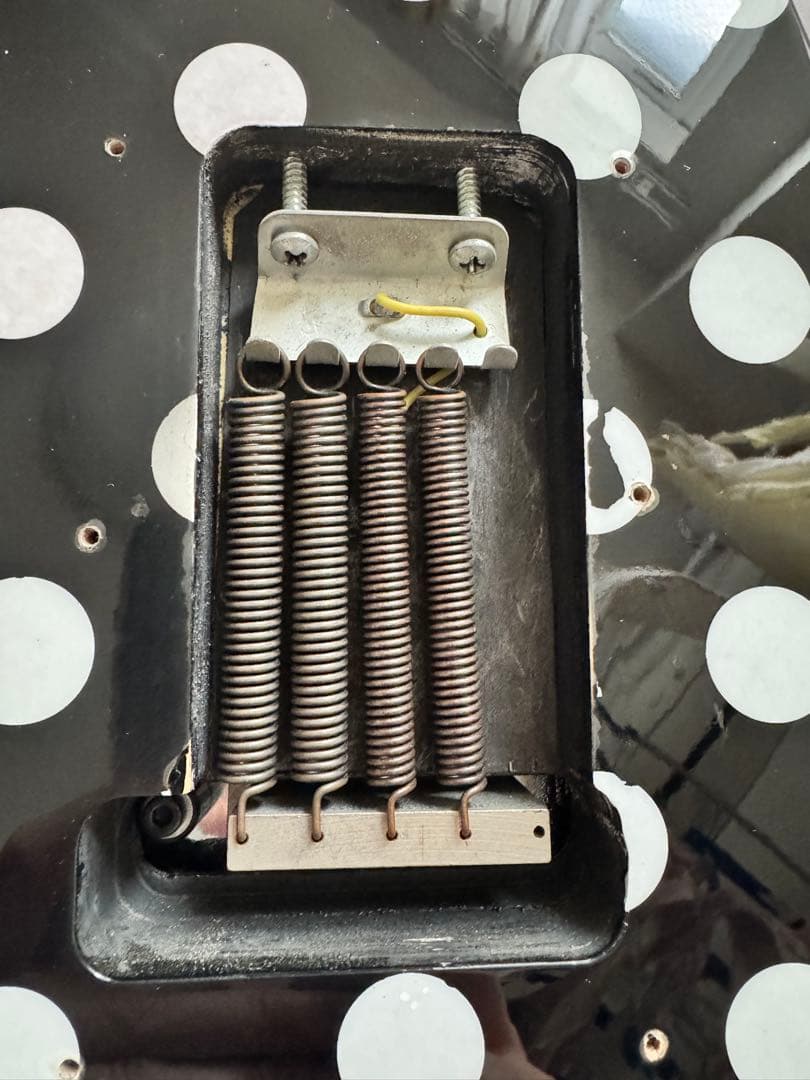 「RRV」（ランディ・ローズV）ポルカドット ギター