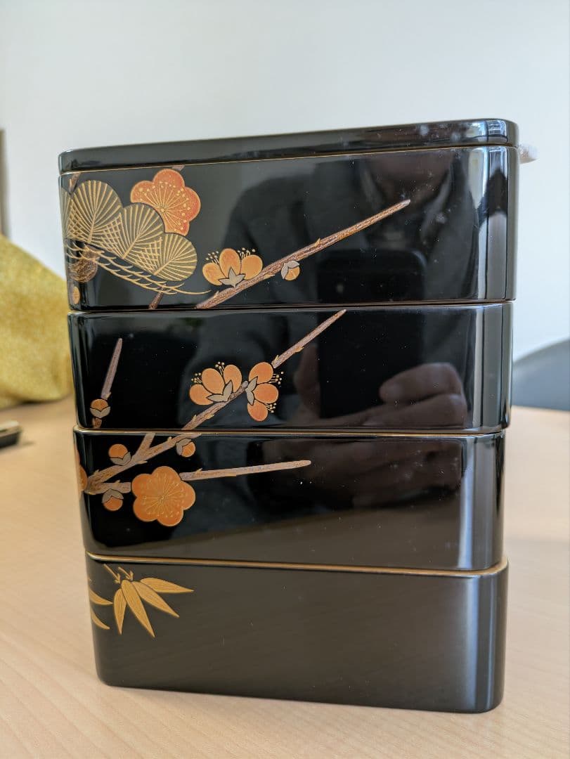 椿餅様用　輪島塗　高級漆器 中重箱 4段 黒地 金色 松 梅