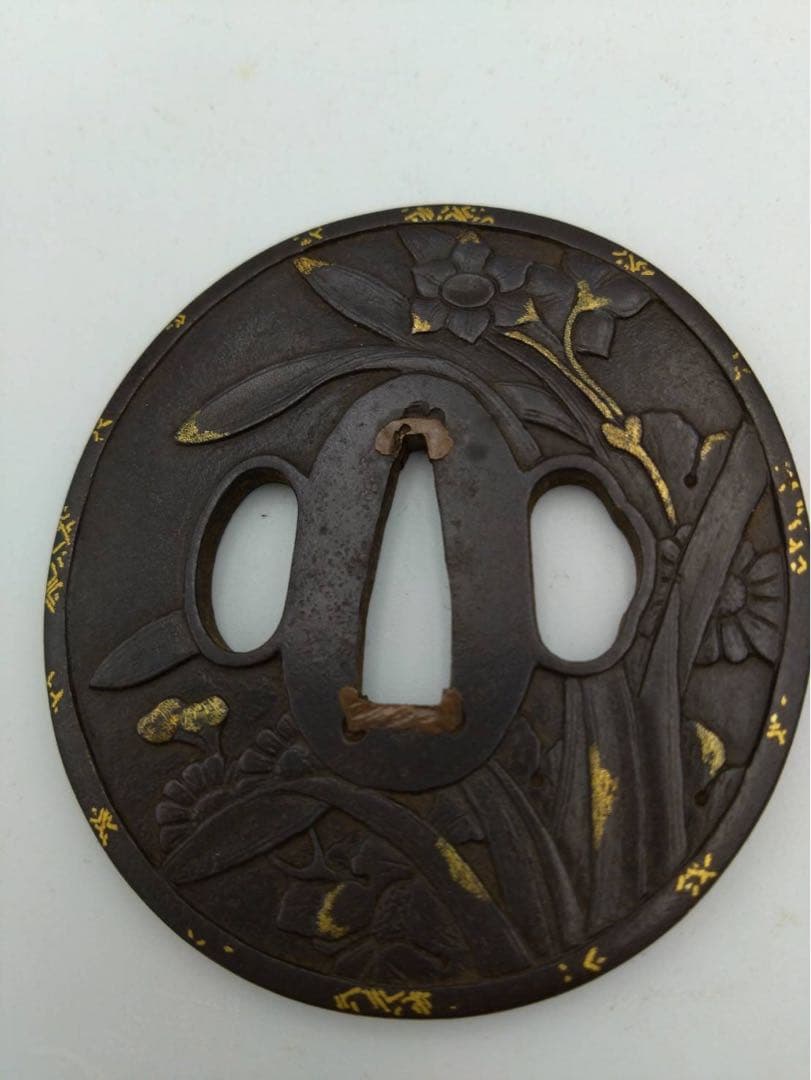 時代物 加賀 鍔(つば) 鉄製 菊水仙 花彫刻 高彫仕上げ 鍔専用 桐箱入り品