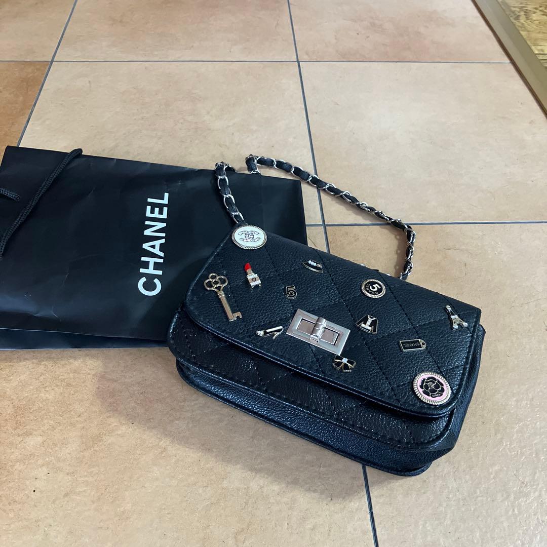 美品CHANEL ノベルティブラック ショルダーバッグ 装飾付き！
