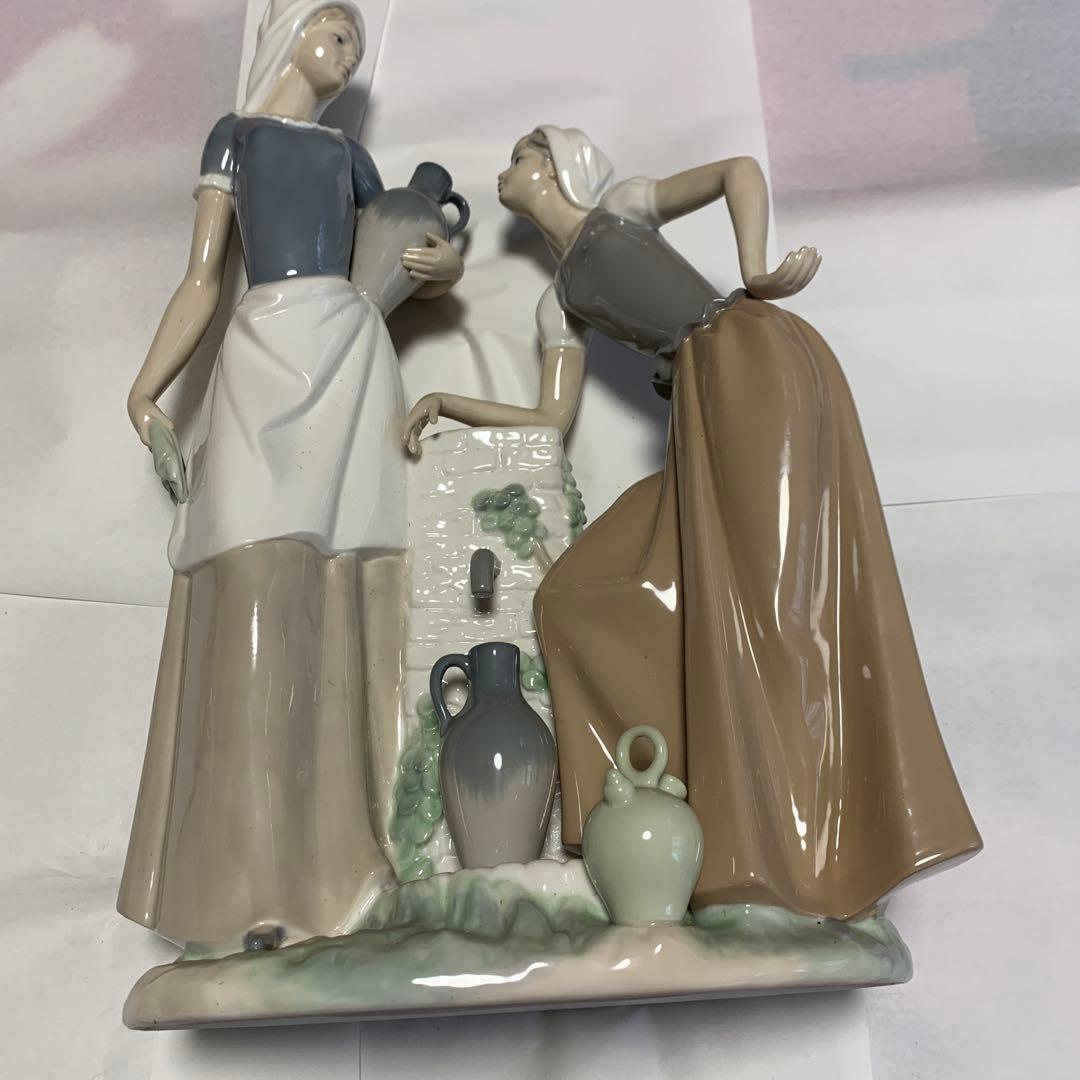 リヤドロ　陶器製女性フィギュア 水差し付き
