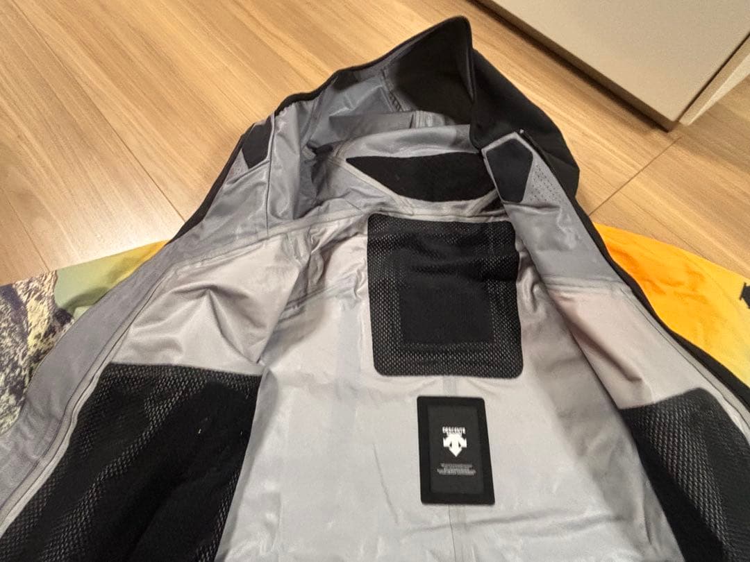 ★コラボ限定・定価7万・美品★お洒落　デサント　スキーウエア SAJ デモ技術選