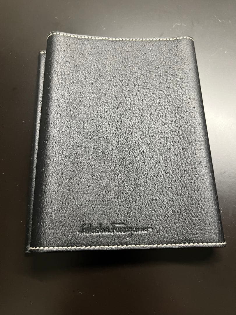 フェラガモ　レザーブックカバー