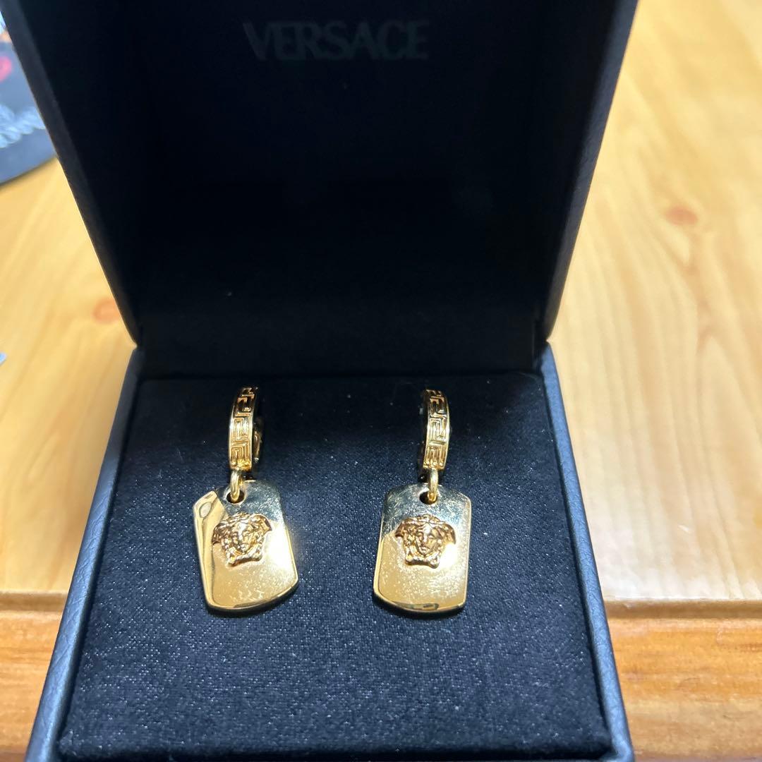 VERSACE ゴールド フックピアス ライオンヘッド