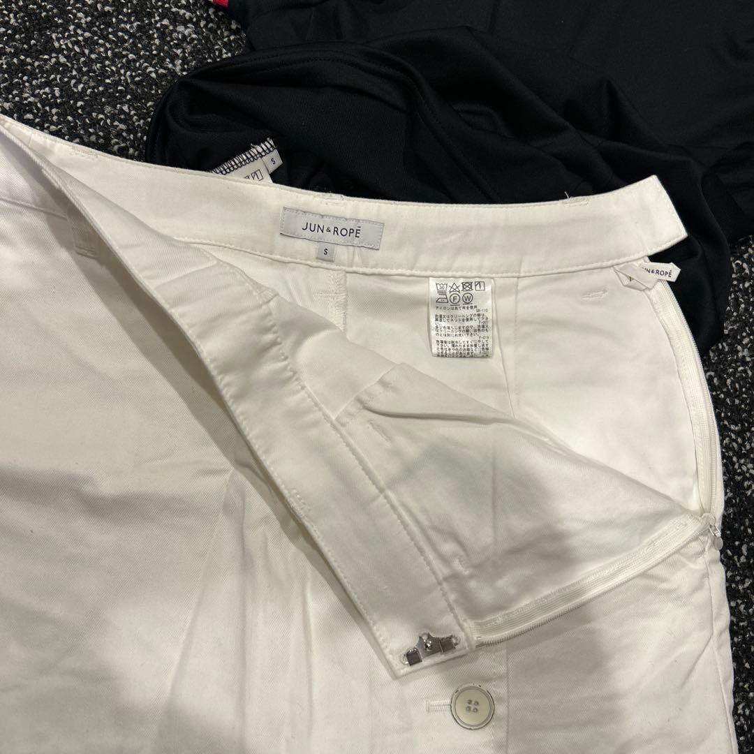 ポロシャツとボタン付きスカートのセット