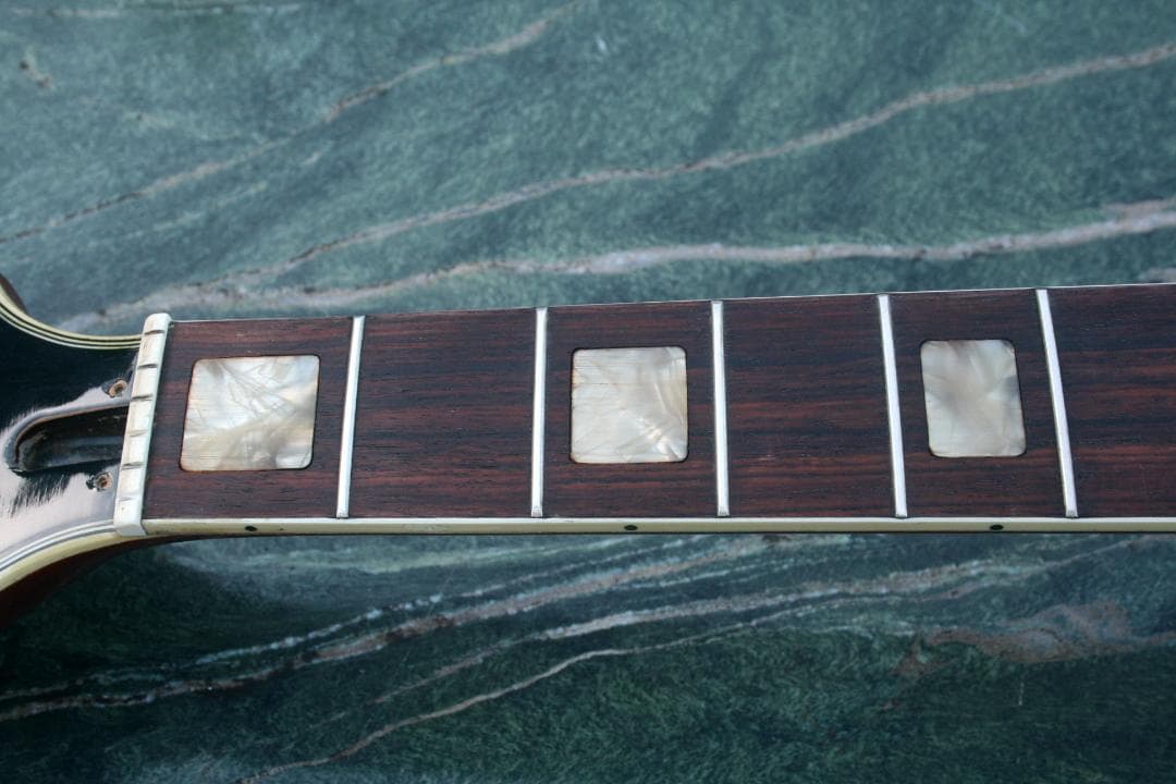 1970年代に日本の松本のマツモクで製造されたGranada J200モデル