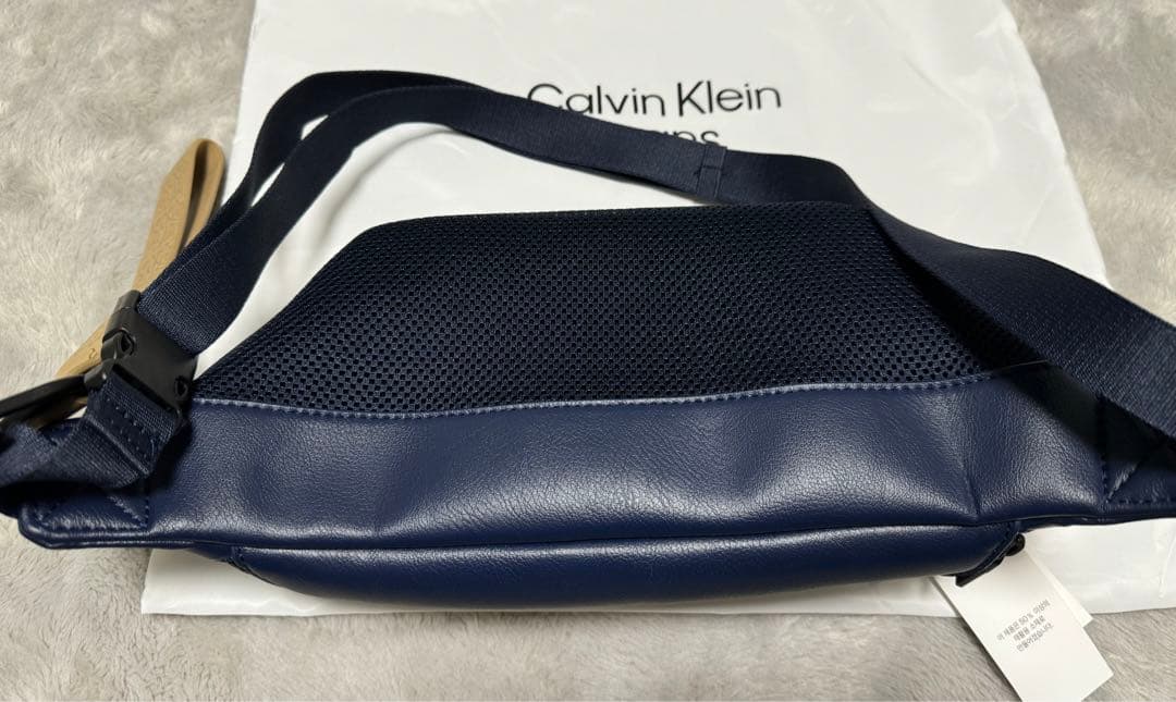 カルバンクライン　ボディバッグ　ユニセックス　ネイビー