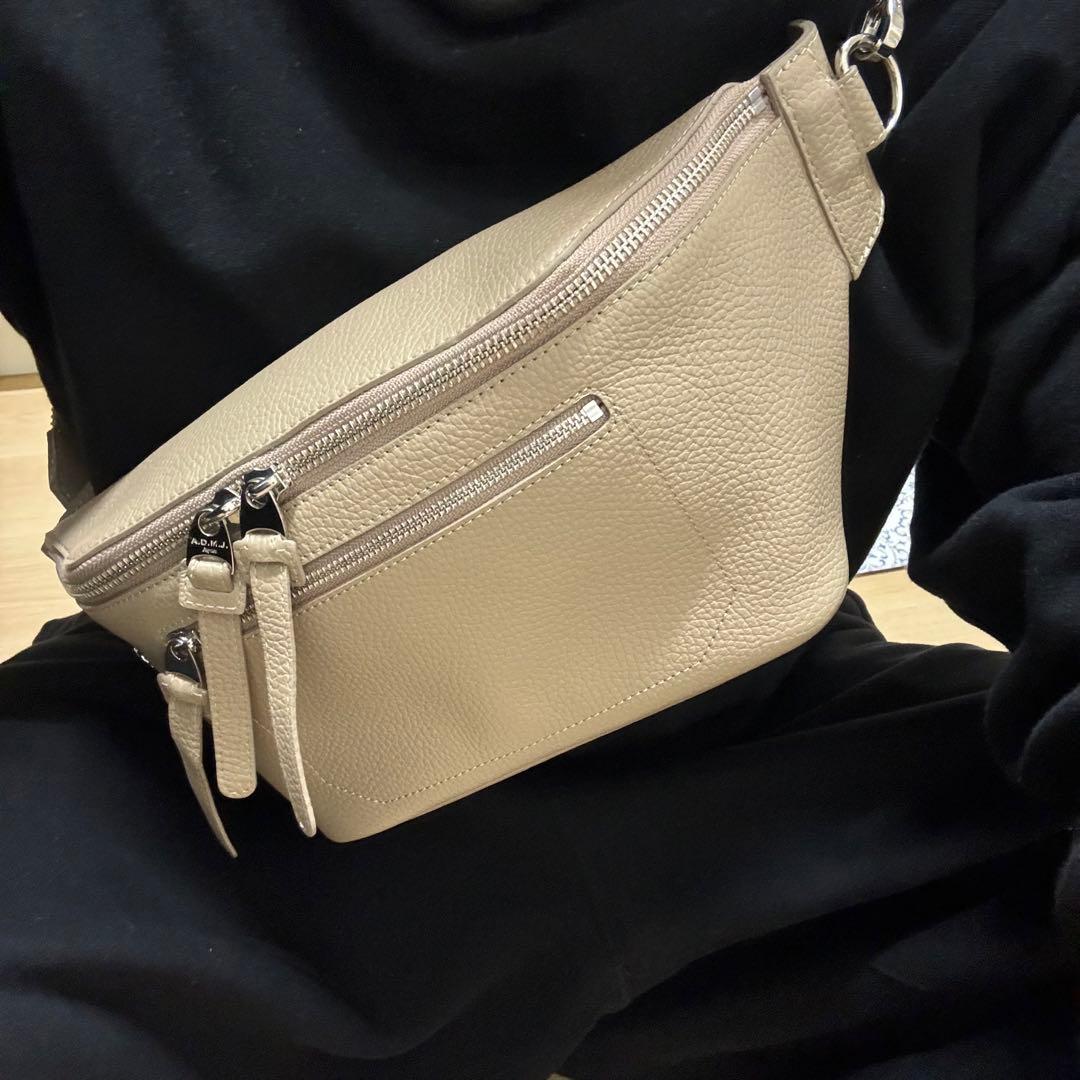 希少！A.D.M.J. 牛革シュリンク型押し　クロスボディバッグ　アク