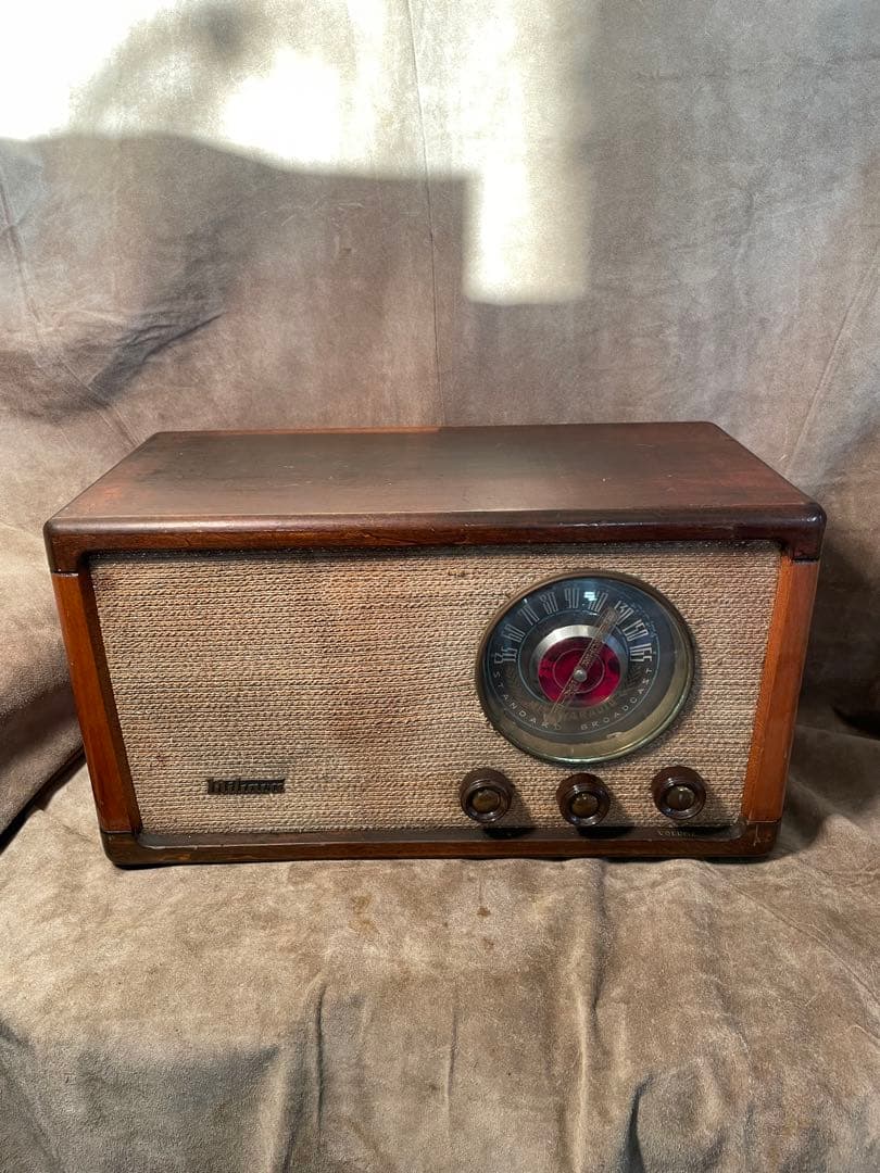 レトロな木製ケースラジオ