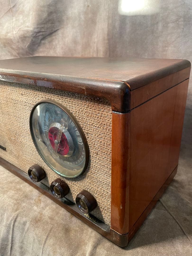 レトロな木製ケースラジオ
