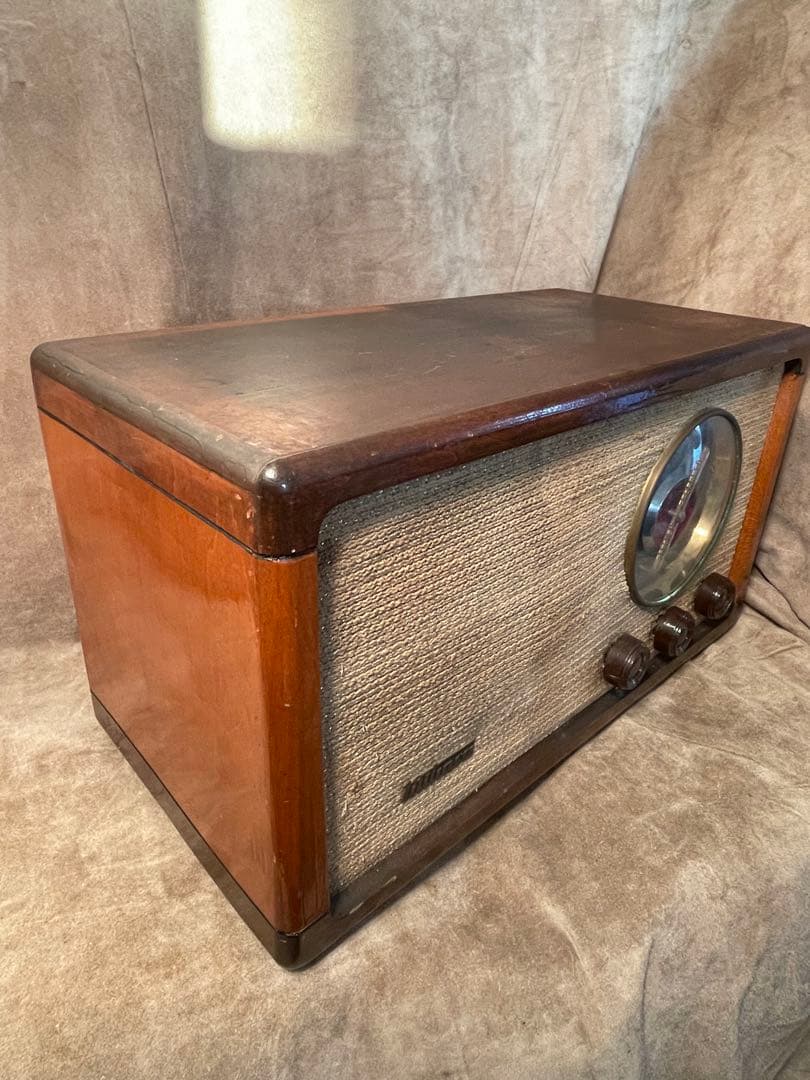 レトロな木製ケースラジオ