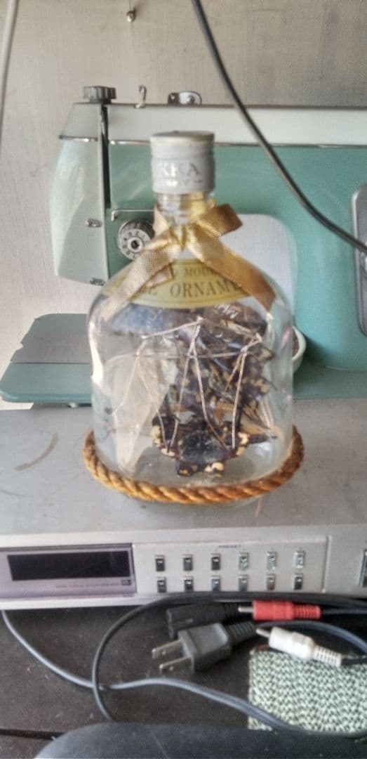 ニッカウヰスキーのボトルに入った べっ甲の帆船です。