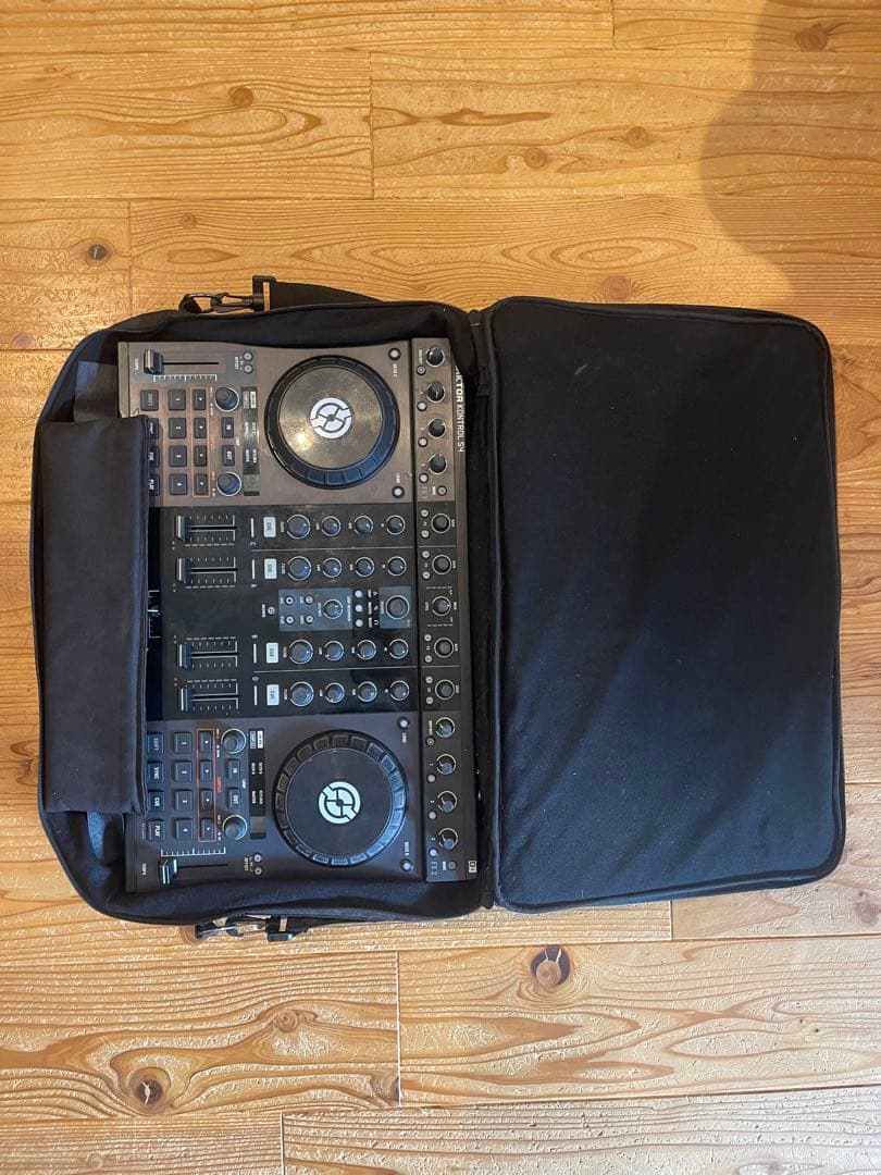 Traktor Kontrol S4 DJコントローラー