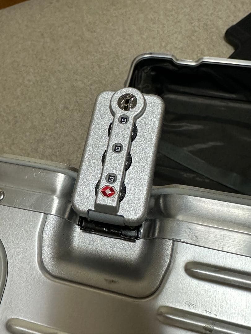 RIMOWA アルミニウムスーツケース TSAロック付き
