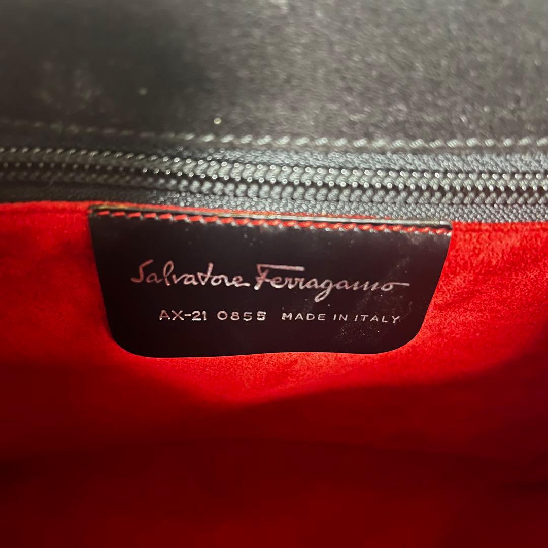 ふー✨ Salvatore Ferragamo ブラックハンドバッグ