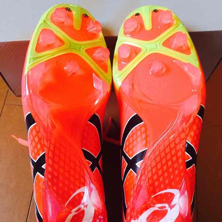 サッカースパイク アシックス