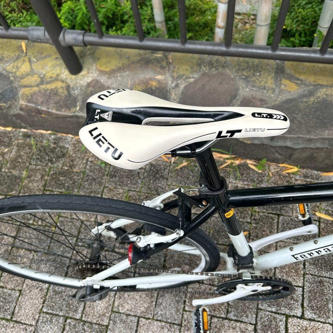 クロスバイク　ホワイト／ブラック　フェラーリ