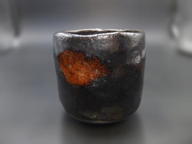 楽吉左衛門　十二代　弘入　黒筒茶碗／共箱／楽吉左衛門　十四代　覚入　極め箱