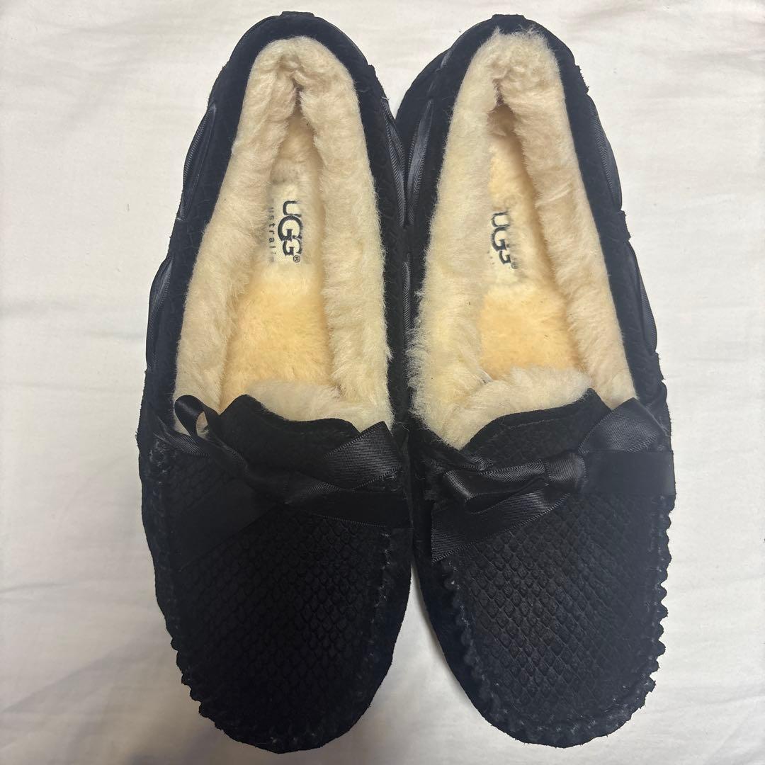 ★UGG 黒リボン付きモカシン★新品未使用