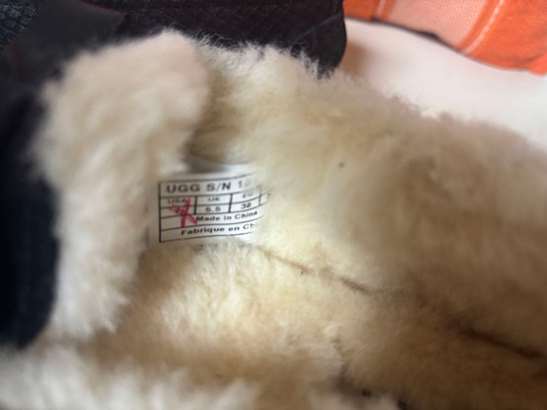 ★UGG 黒リボン付きモカシン★新品未使用