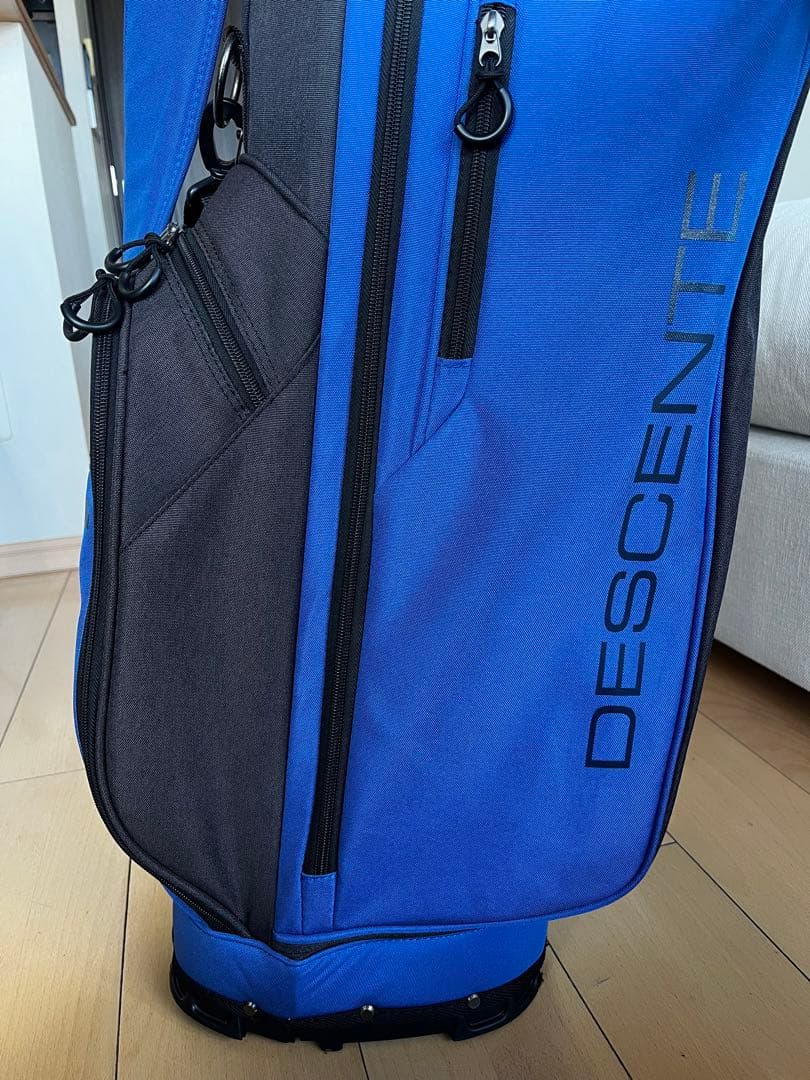 人気　超美品　デサントゴルフ スタンド型キャディバッグ 軽量2.6kg8.5型