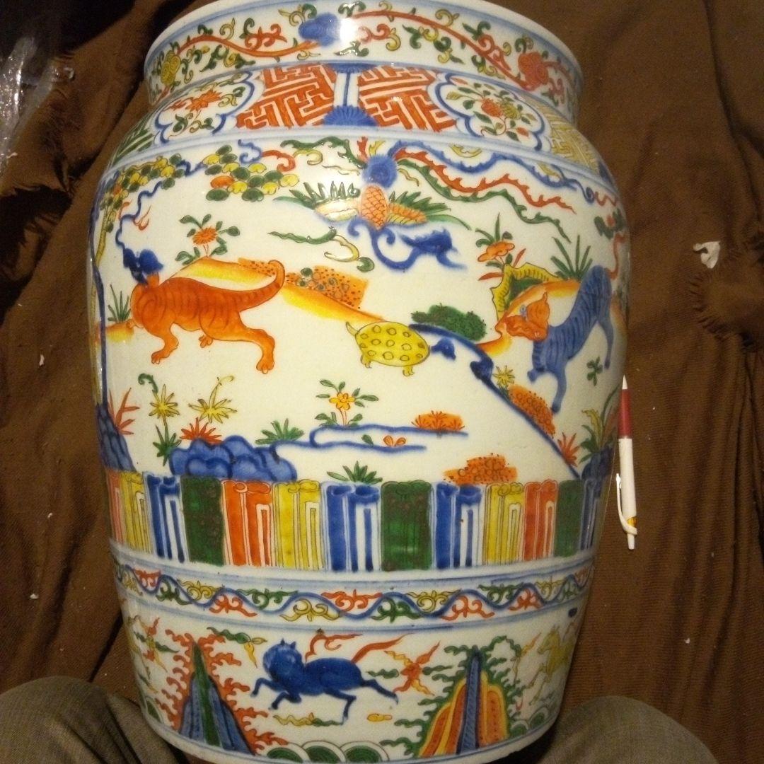 中国陶磁器　明萬歴赤絵　多色装飾の陶器の壺