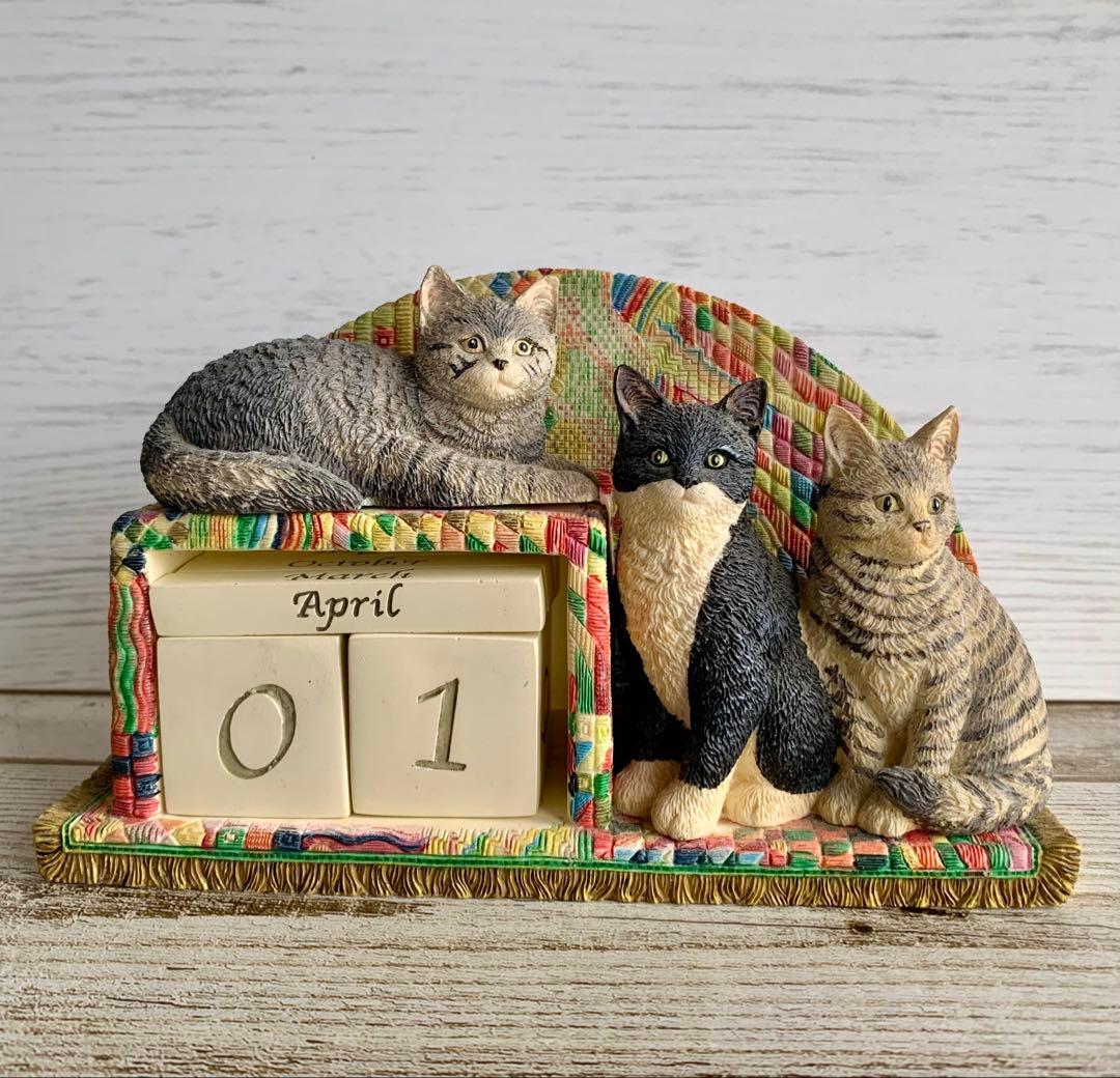レズリーアンアイボリー 卓上万年カレンダー 猫 置物