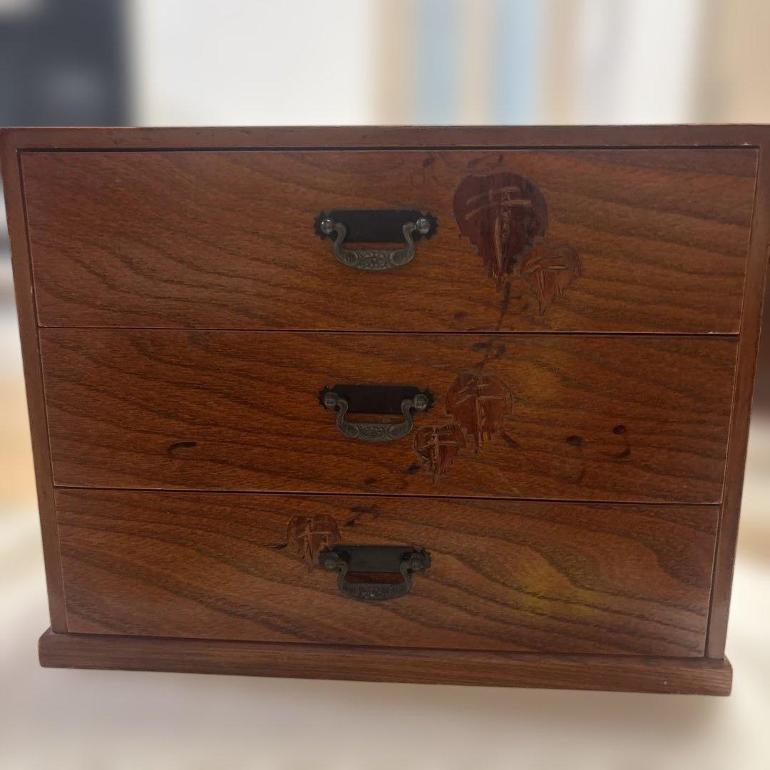 アンティーク　木製3段引き出し 花柄彫刻