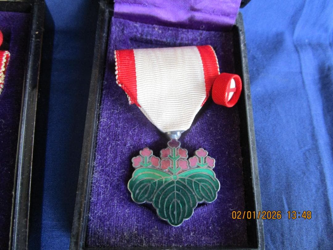 勲章　勲八白色桐葉章　他1点　2箱　日本の勲章2個セット　その2