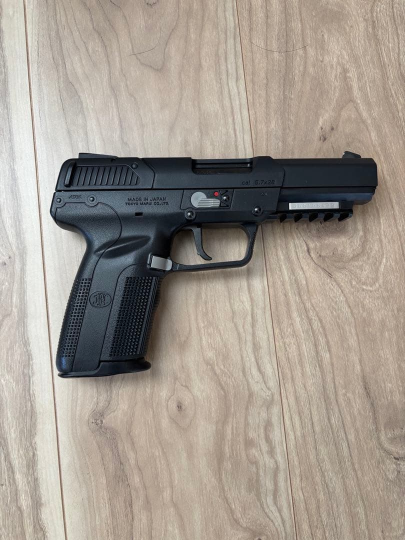 電動ガン東京マルイP90とハンドガン東京マルイFN5-7セット