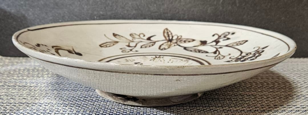 中国古陶磁　韓国古陶磁　明代　磁州窯系　李朝系　鉄絵　鳥と木実図　23.3cm皿