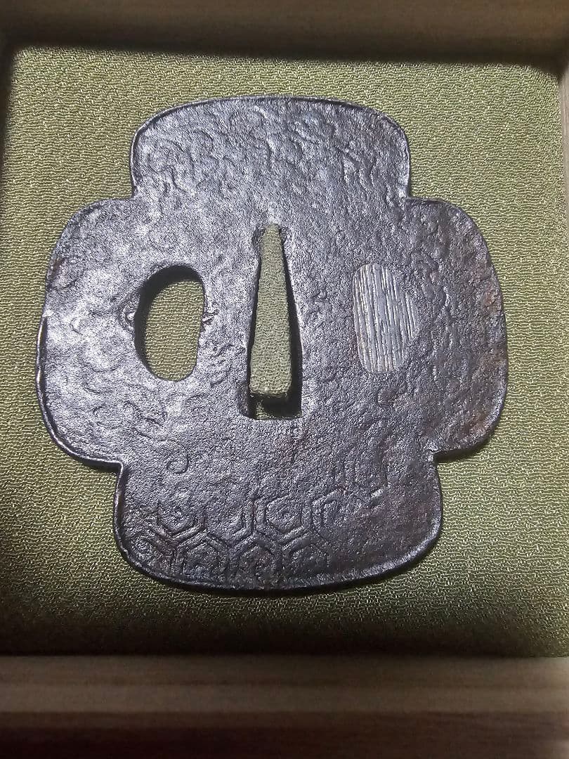 希少　信家　亀甲紋様鐔　縦75mm横69mm厚さ4mm