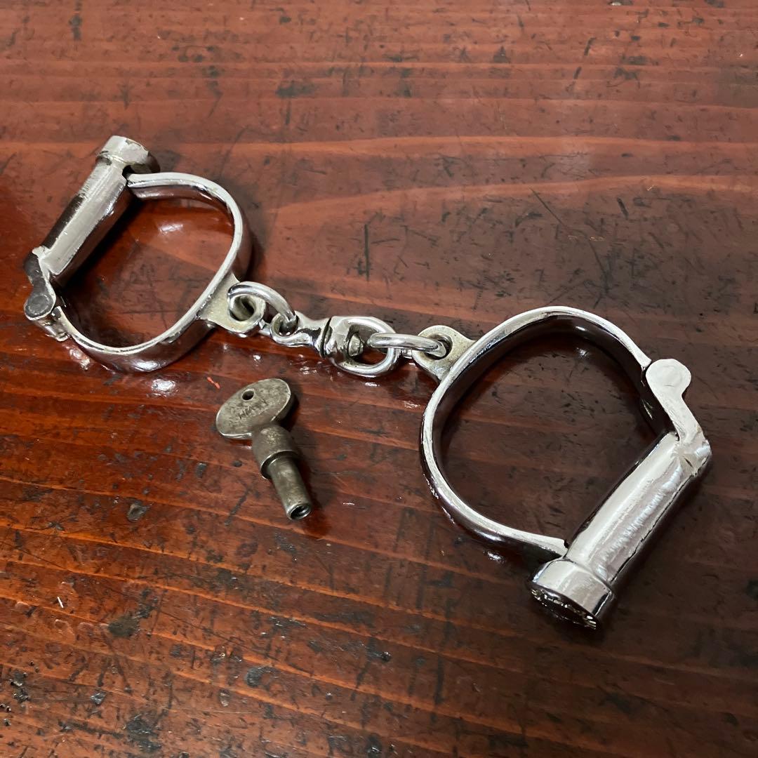 イギリス「ＨＩＡＴＴ」社のビンテージステンレス製ハンドカフ　鍵付き