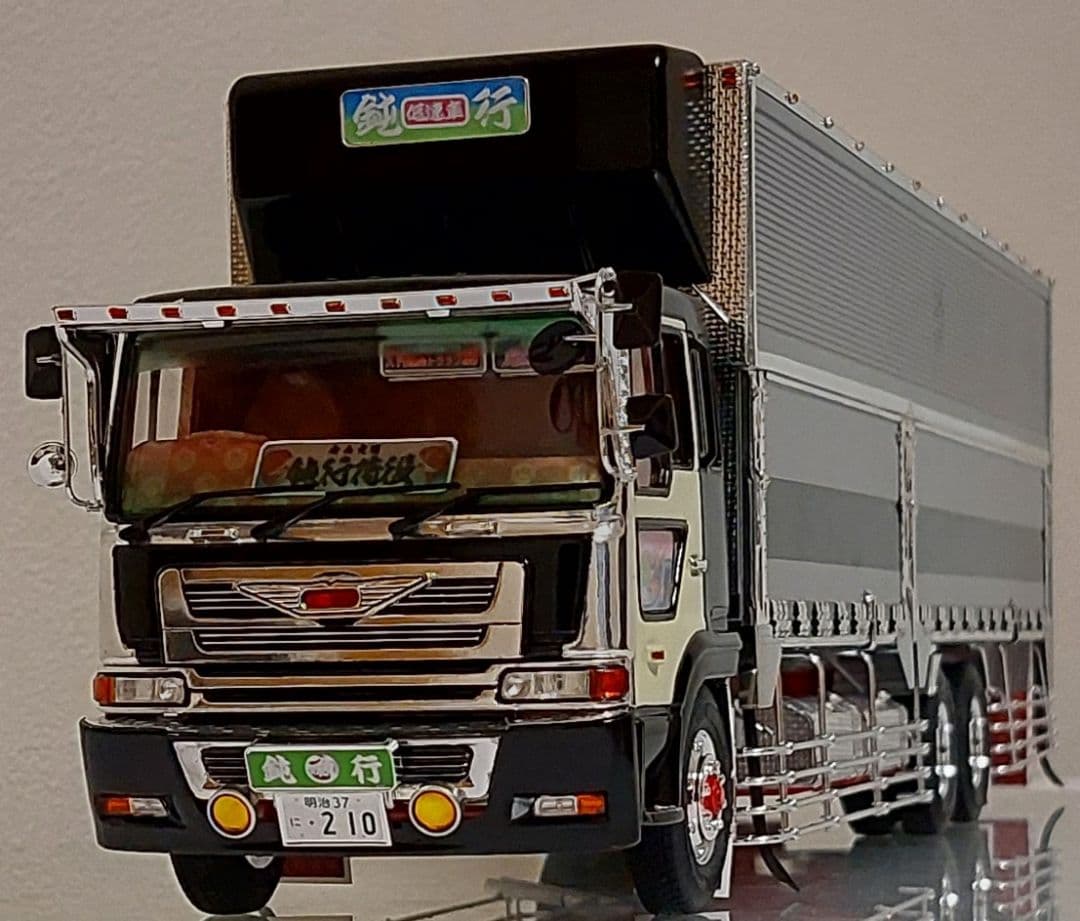 デコトラ アオシマ1/32 日野プロフィア 造りボディー キャブ2個セット完成品