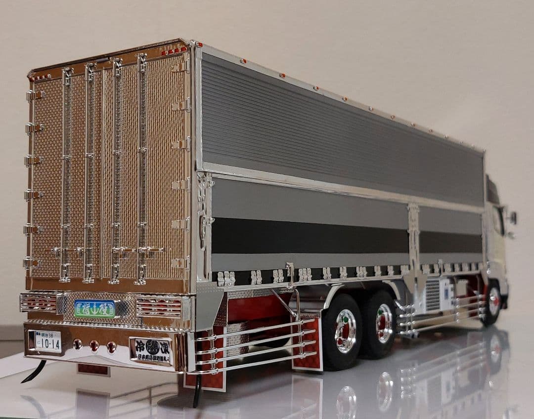 デコトラ アオシマ1/32 日野プロフィア 造りボディー キャブ2個セット完成品