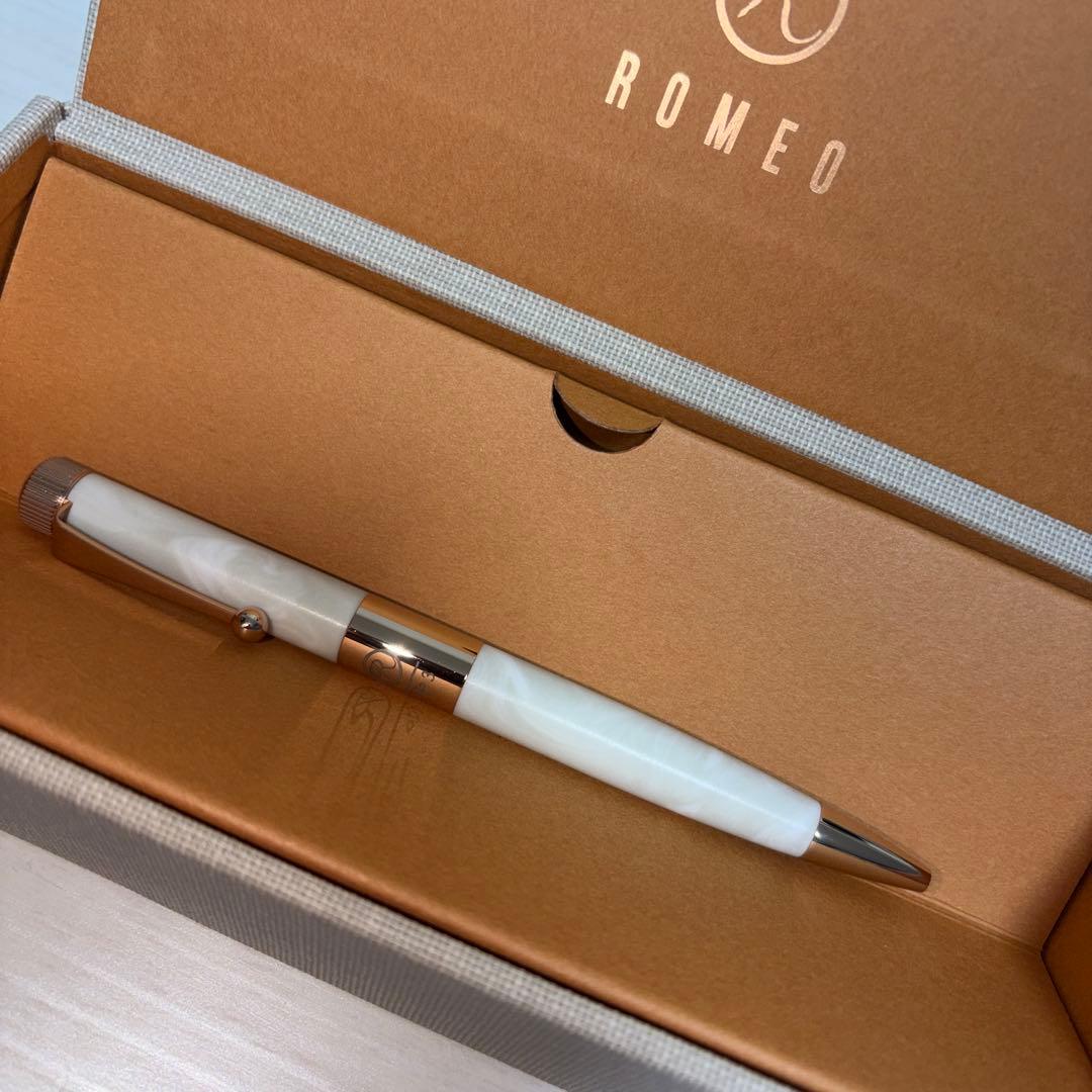 伊東屋 ROMEO No.3 白雲石 細軸 ボールペン