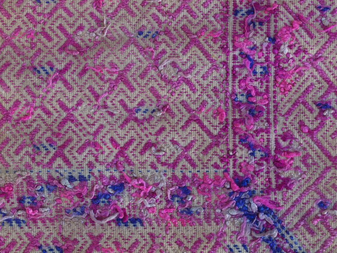 艶のある紫で卍・雷紋などを描く、中国チワン族の2枚繋ぎ刺繍布　1930年代頃の