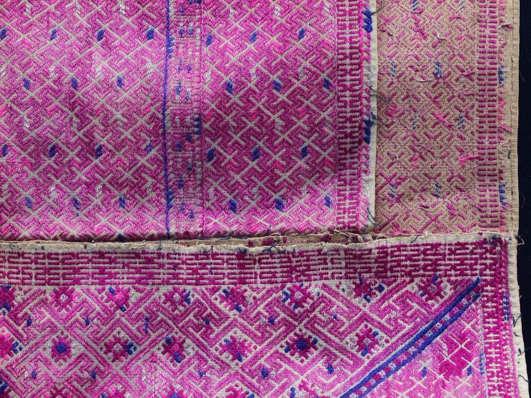 艶のある紫で卍・雷紋などを描く、中国チワン族の2枚繋ぎ刺繍布　1930年代頃の