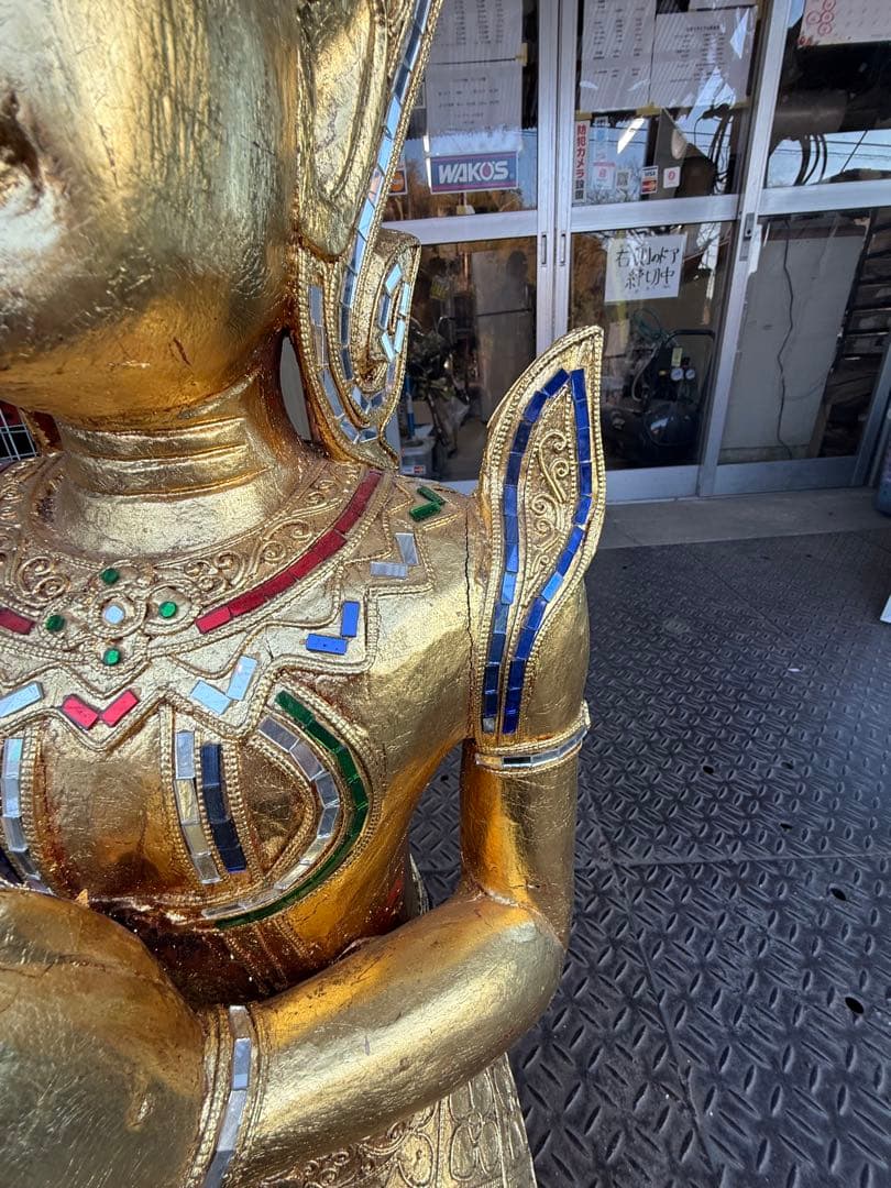 手彫りの金箔タイの天使像：レインツリー木製モザイク象嵌