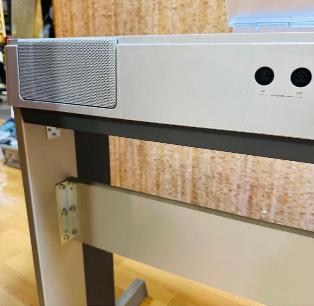 YAMAHA ヤマハ　電子ピアノ　88鍵　ペダル付き　譜面立て付き