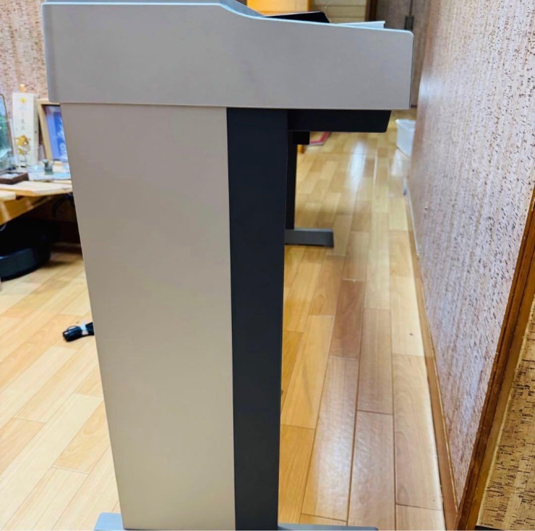 YAMAHA ヤマハ　電子ピアノ　88鍵　ペダル付き　譜面立て付き