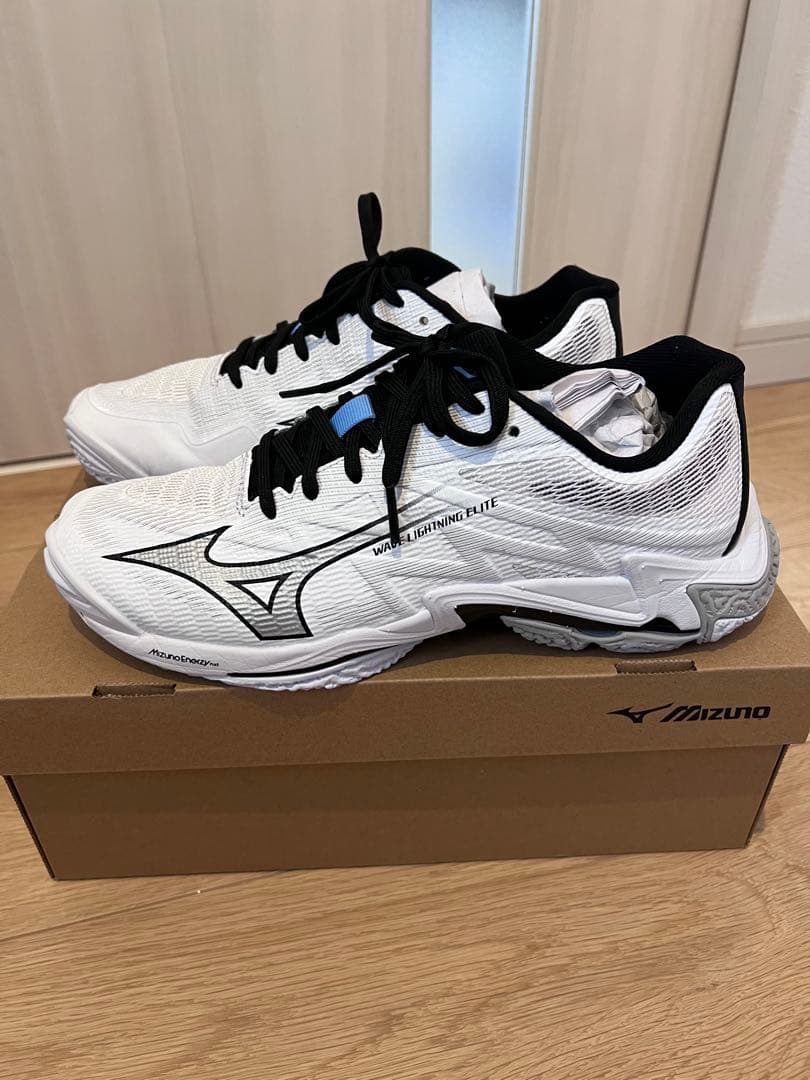 新作　ミズノ　バレーボールシューズ　ウェーブライトニング　25.5センチ