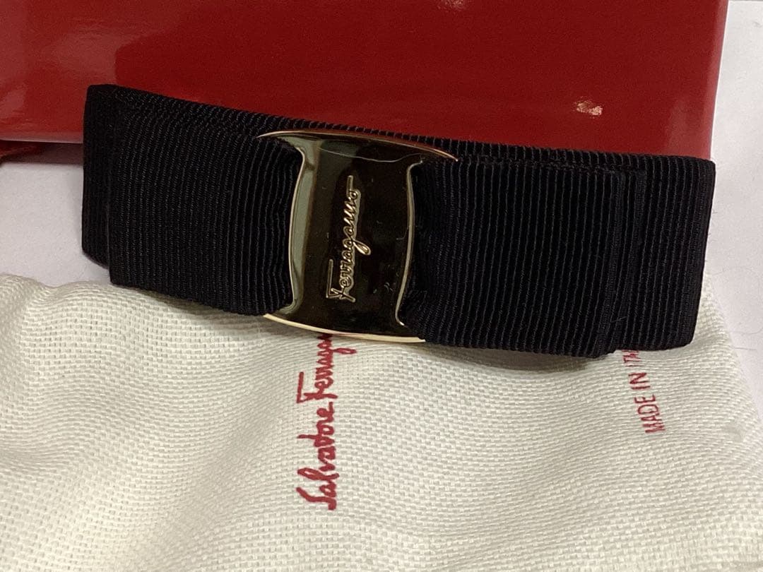 未使用保存袋付きフェラガモSalvatore Ferragamo ブラックリボン