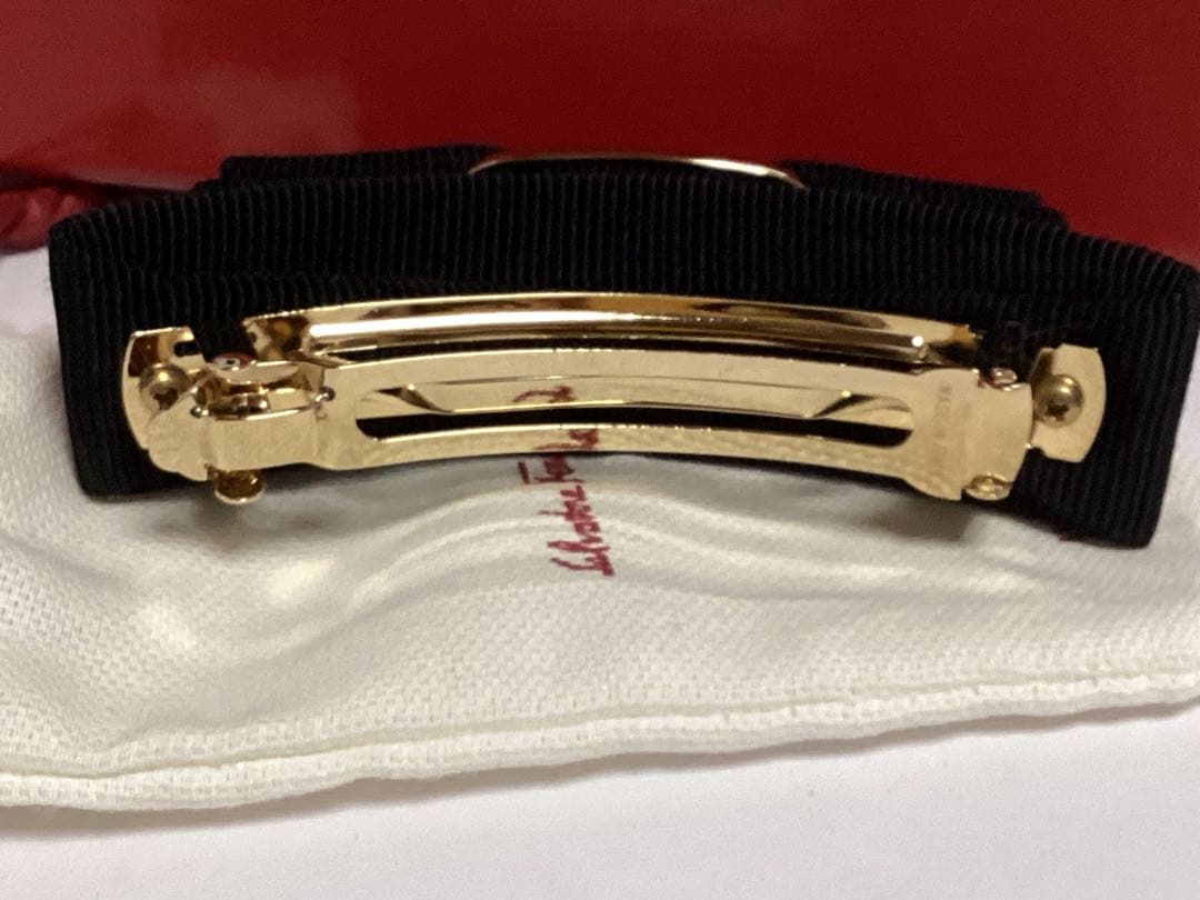 未使用保存袋付きフェラガモSalvatore Ferragamo ブラックリボン