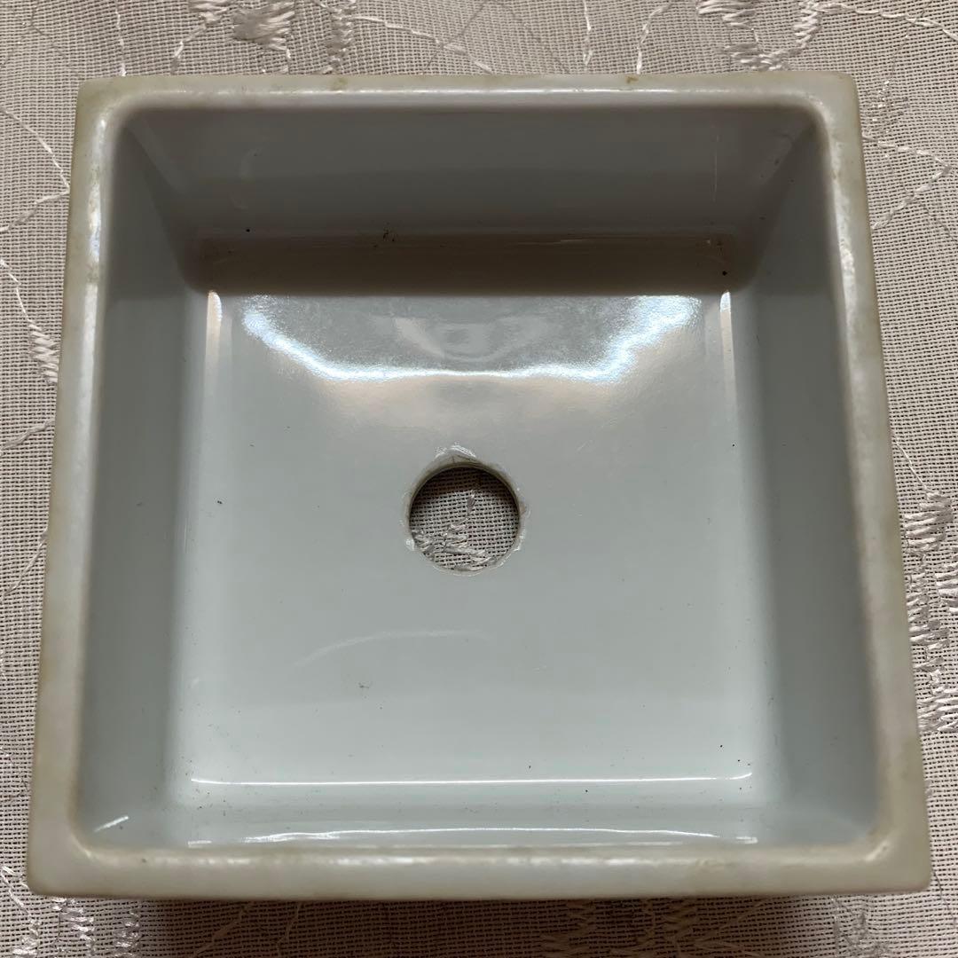 盆栽鉢　梅の絵　正方　白地　落款有り