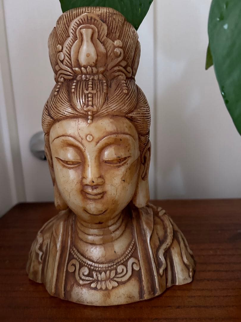 観音菩薩　玉石彫刻　置物　縁起　お守り 箱付き