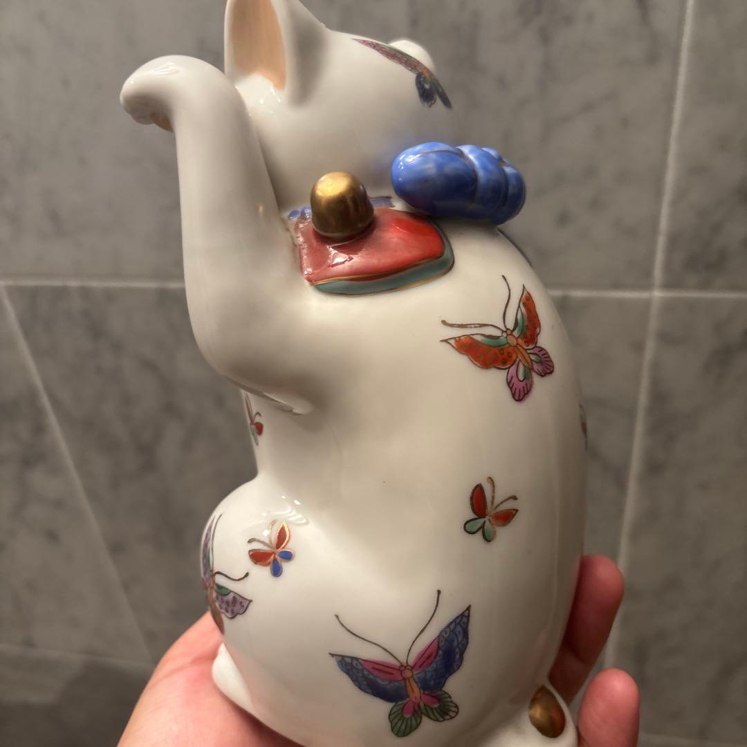 アンティーク作家さんもの瞳が神秘的でまつ毛、体の色彩豊かな蝶々が美しい招き猫