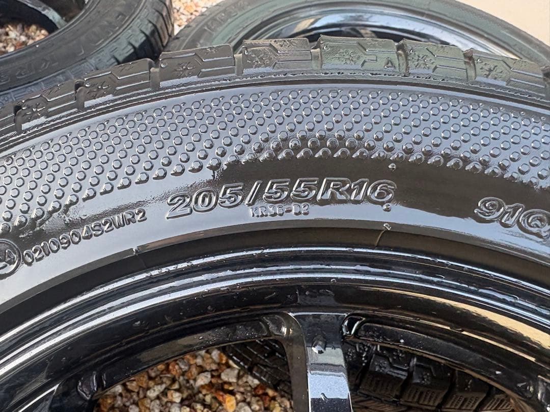 【緊急値下げ】205/55R16 スタッドレスタイヤ４本セット　黒のナット付き