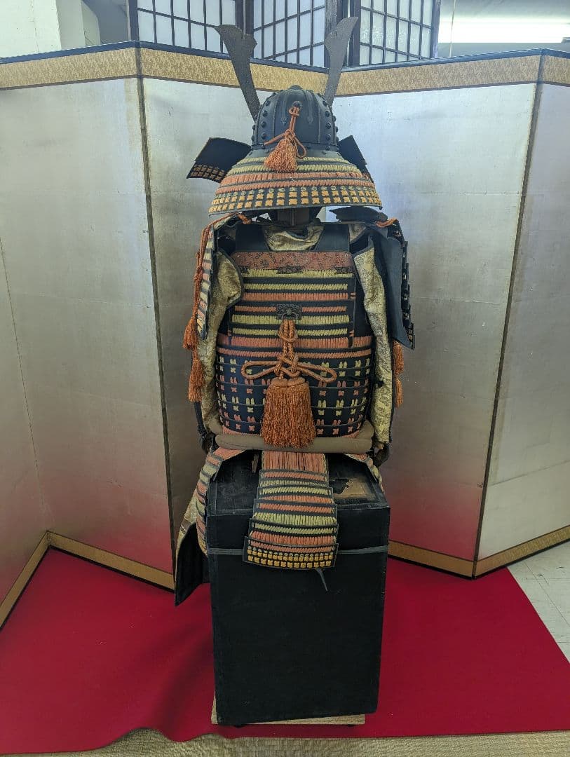 等身大 甲冑 鎧兜 鎧一式 甲冑 鎧櫃 鎧立付 面頰 赤糸大縅鎧 全高171cm