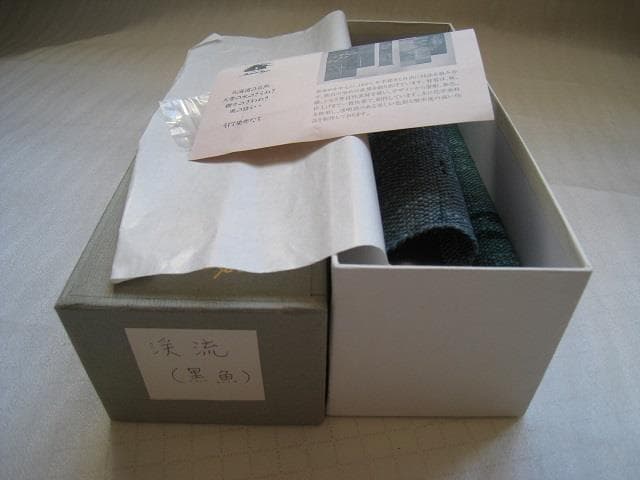 型染めのタベストリー「渓流」  掛け軸　黒魚